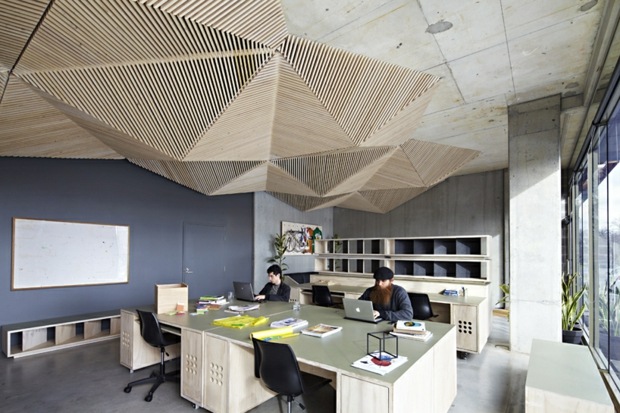 studio architecture assemble plafond bois attire l'attention