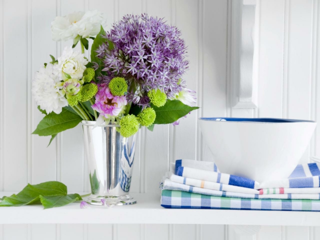 décoration table Pâques bouquet de fleurs de printemps violettes vertes blanches 