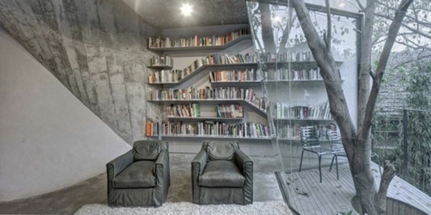 superbe intérieur avec une bibliothèque assymétrique