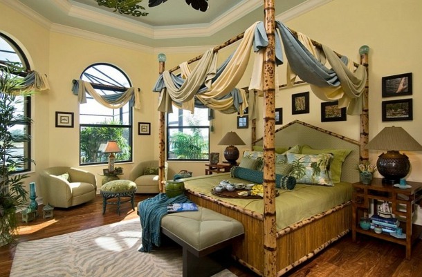 superbe lit baldaquin avec poteaux en tiges de bambou
