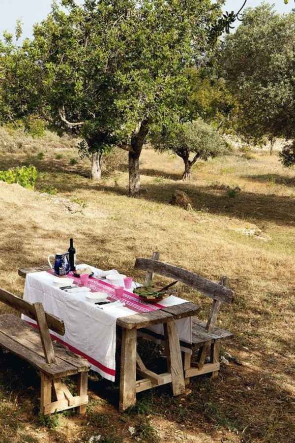 table bois dans jardin verdure style méditerranéen