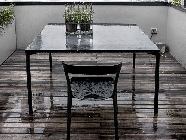 mobilier de jardin design table en ciment carrée design de lucidi pevere 