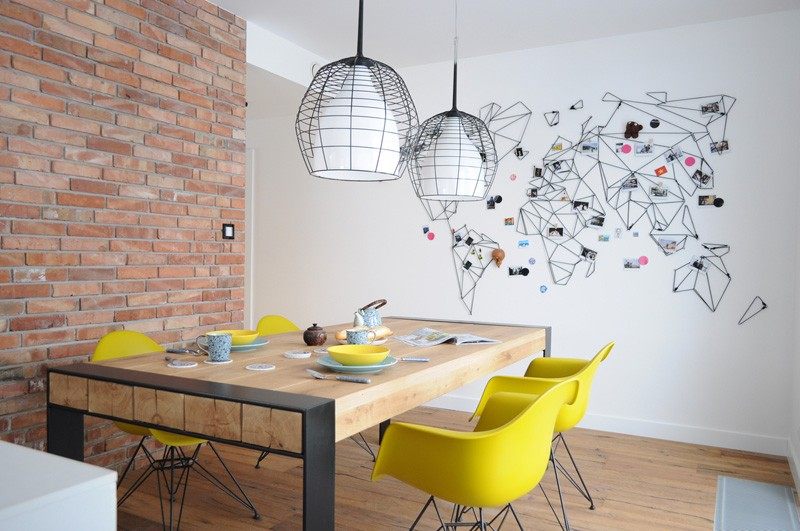 appart design table en bois lampe design suspendue chaise jaune dessin mural original