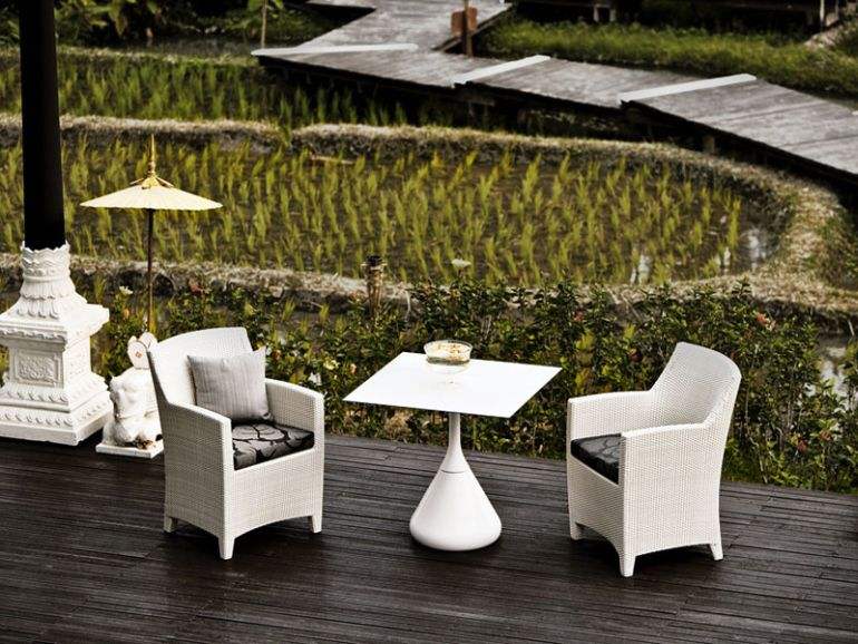 table et chaise de jardin blanche design chaise type fauteuil confortable coussin salon de jardin dedon résine tressée