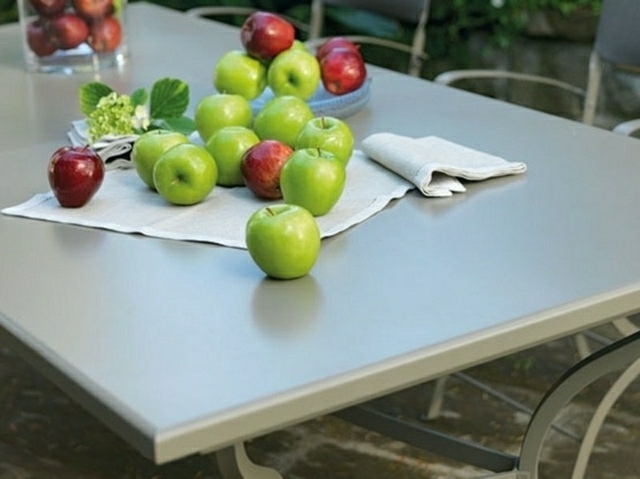 table de jardin en métal idée original aménagement jardin pommes 
