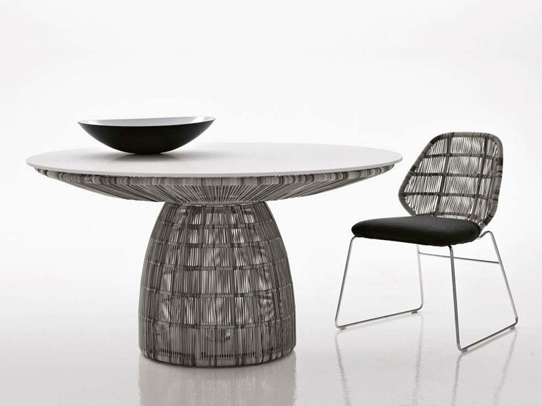 chaise de jardin design coussin et table de jardin en polyéthylène table ronde fauteuil design  patricia urquiola