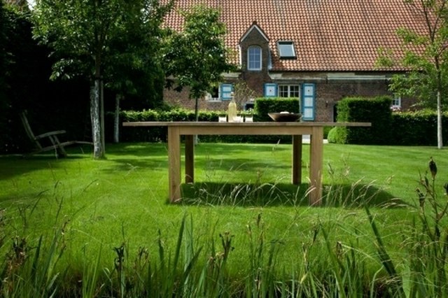 espace vert idée design extérieur table en bois grande famille maison 