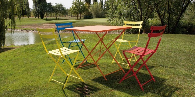 table de jardin pliante en métal orange chaise pliante rouge jaune bleu talenti table roy jardin terrasse