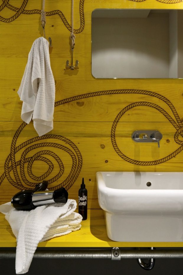 une corde dessinée sur bois peint jaune