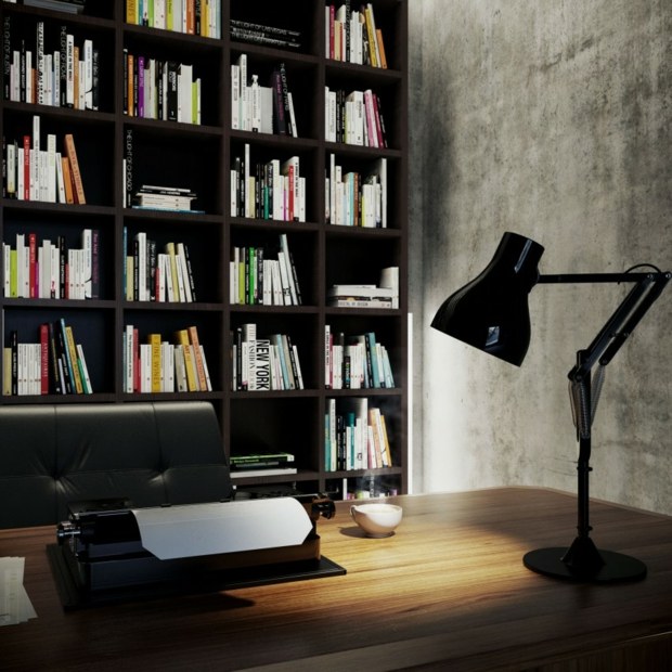 une lampe d'architecte éclaire le bureau de l'écrivain