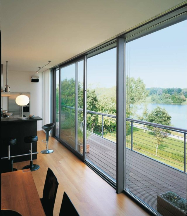 veranda idée fenêtre porte-fenêtre en alu de couleur gris et moderne 