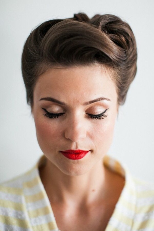 pin-up style femme élégante maquillage yeux vintage 