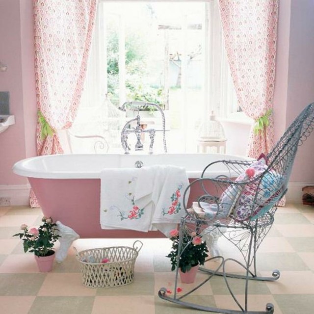 vue baignoire salle bain rose