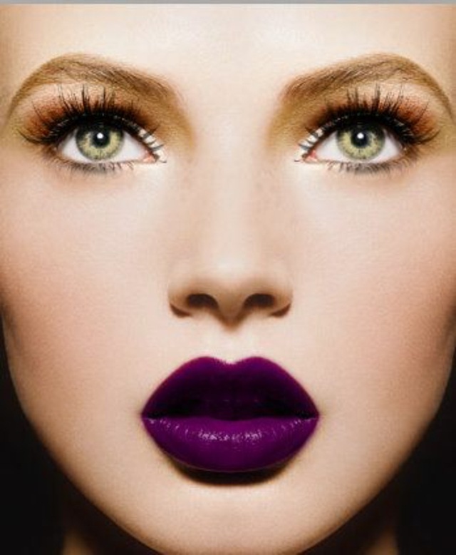 maquillage yeux bleu vert rouge à lèvres violet de couleur intense