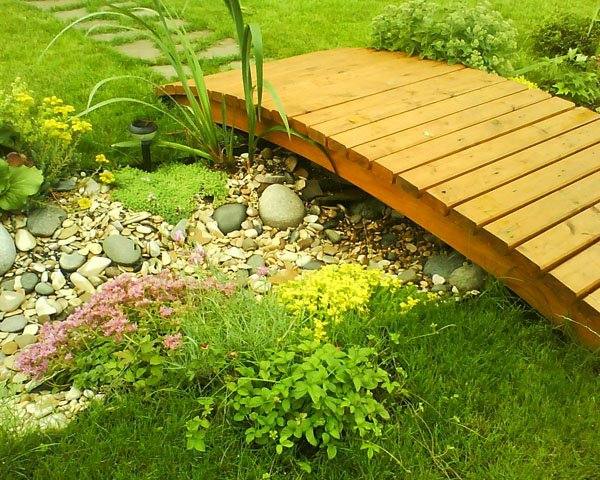 jardin paysager idée pont bois pierre pour jardin