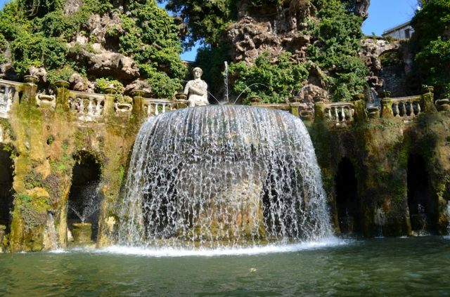 belle fontaine qui se déverse dans lac à rome