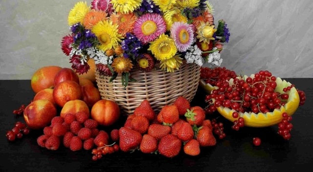 composition florale panier de fleurs et de fruits idée de cadeau original