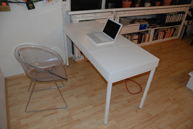 bureau bois blanc bricolage chaise transparente design 