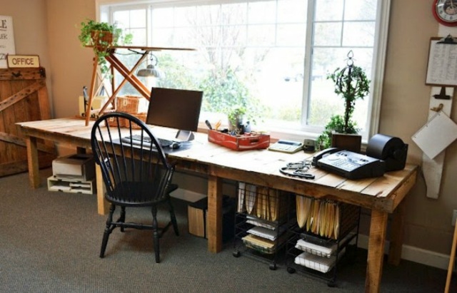 bureau bois brut bricolage facile espace de travail zen tranquillité chaise de bureau noire et design