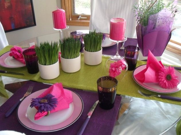 déco table herbe pelouse rose violettes fleurs 