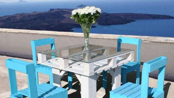 aménagement extérieur idée palettes chaise bleu bouquet blanc 