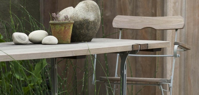 design scandinave moderne bois chaise cailloux pot de fleurs 