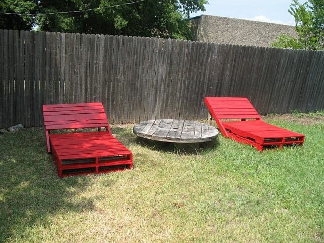chaise longue palette rouge idée jardin mobilier de jardin en palette table de jardin en bois