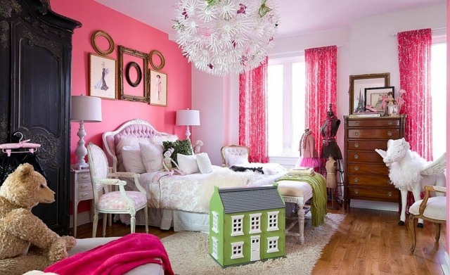 chambre ado fille accentuée par mur et rideaux rose assortis