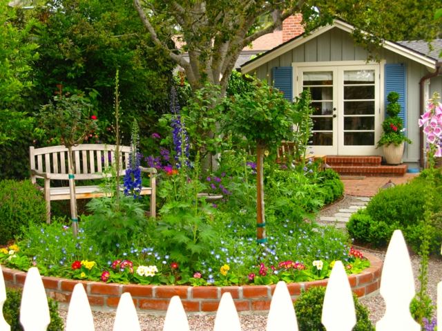 clôture jardin bois blanche petit jardin maison sécurité grillage de jardin