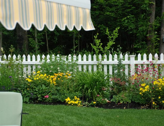 clôture jardin bois blanche classique simple mi-haute végétation