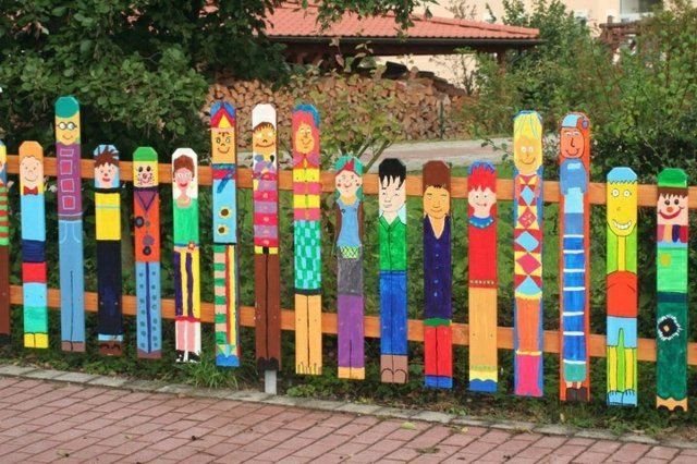 idée clôture jardin grillage bois enfant marrant coloré personnages 
