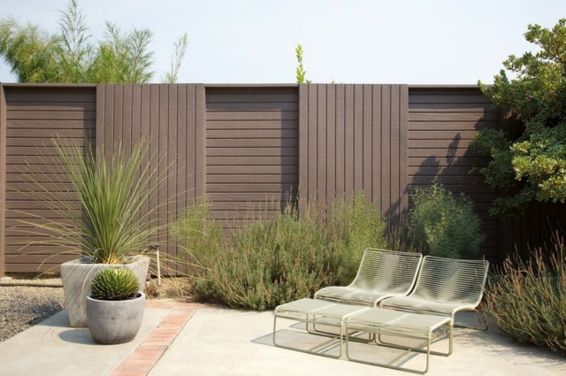 clôture en bois jardin maison espace extérieur chaise-longue en métal plante