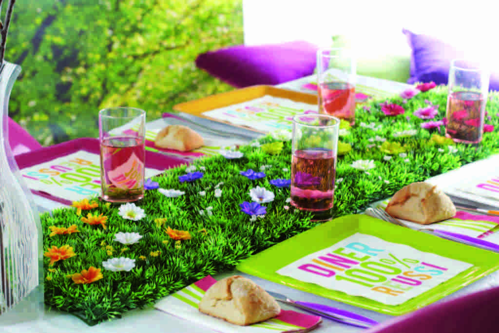 gazon artificiel idée table rose couleurs festif 
