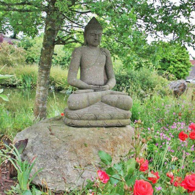 jardin japonais idée de décoration statue Buddha pierre pour jardin 