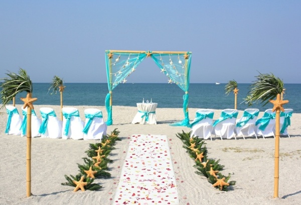 décoration de mariage à l'extérieur idée fauteuil blanc arche 