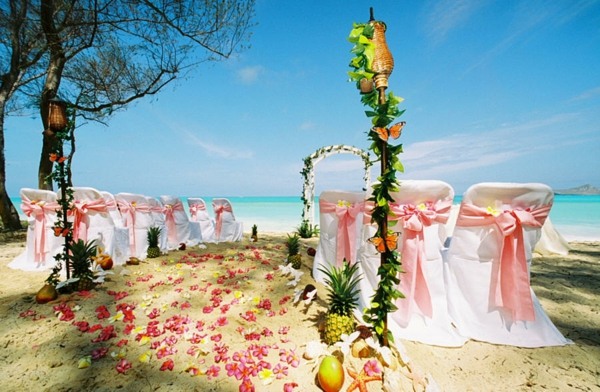 mariage à l'extérieur plage déco fauteuil blanc 