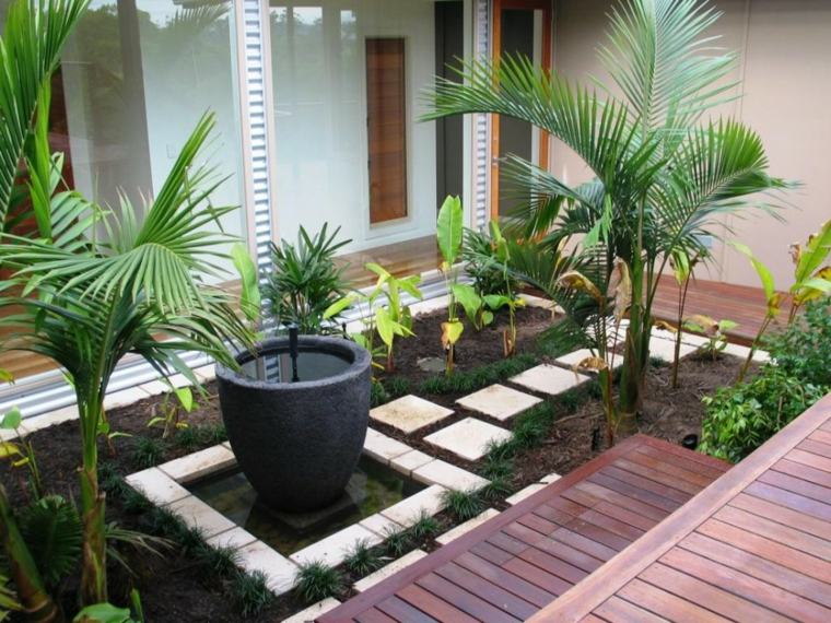 jardin aménagement tout petit espace pot de fleurs palmes sol en bois