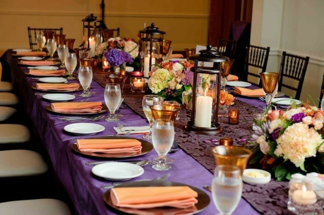 table thème couleurs violet pêche fleurs