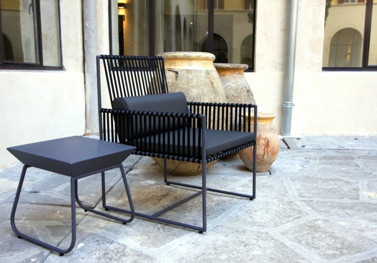 table et fauteuil de jardin noir design mobilier extérieur sunbrella serenite luxury