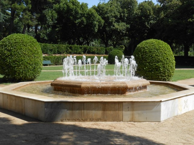 fontaine classique dans un jardin à la française