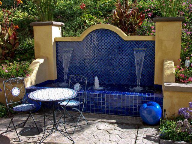 fontaine de jardin bleue table de jardin chaise de jardin design