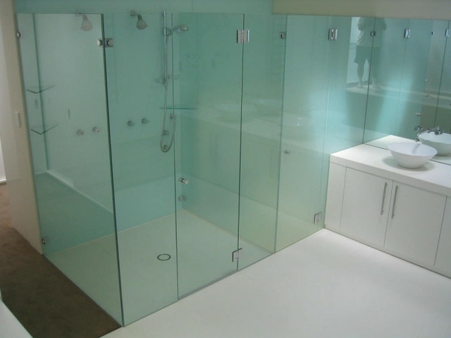 salle de bain intérieur blanc idée cabine de douche vitre verre clair