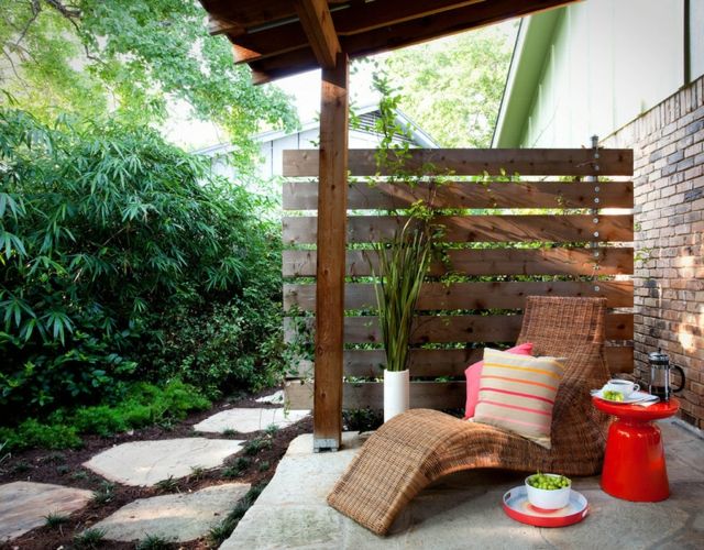clôture jardin bois résine tressée coussins table basse plateau de table rouge