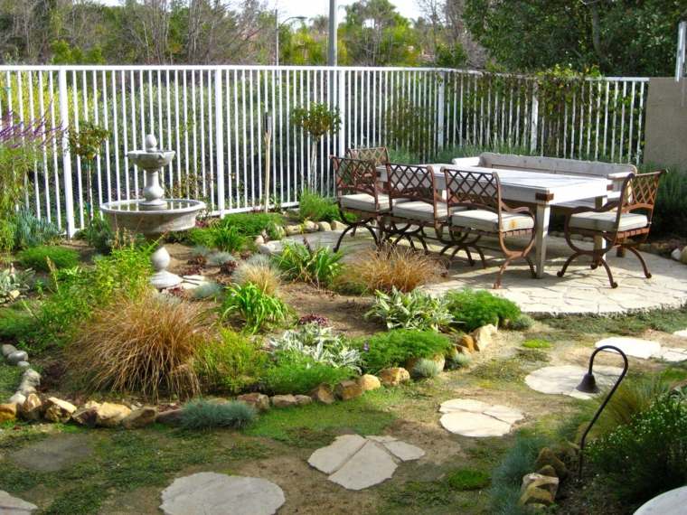 aménagement jardin salon de jardin chaise de jardin en bois allée de jardin en pierre