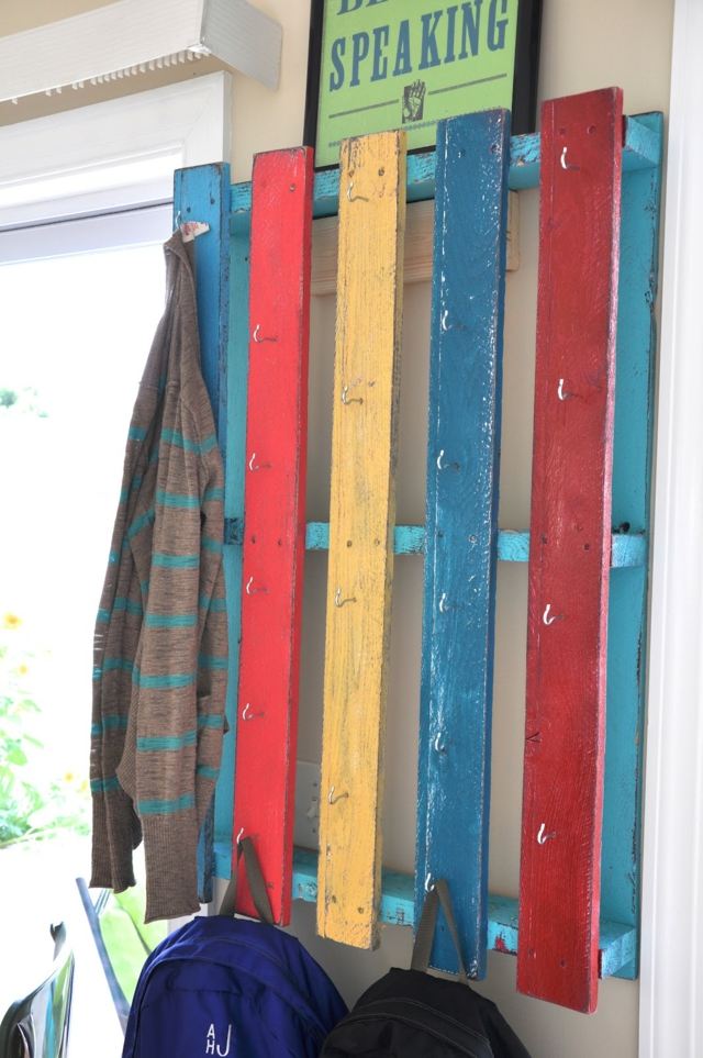 Porte-manteau mural design en palettes colorées idée bricolage porte-manteau pas cher