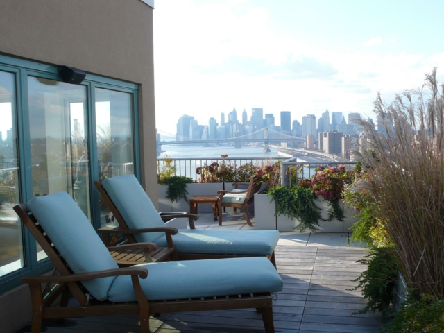 jardin mobilier terrasse extérieur krieg bois coussins bleus moderne extérieur design contemporain