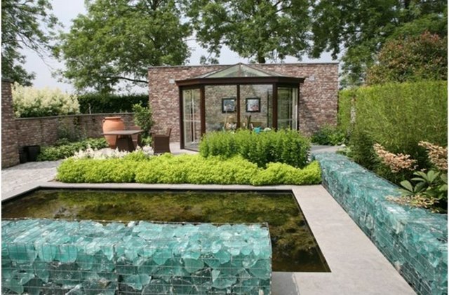 jardin paysagiste avec des murs en gabion emplis de verre