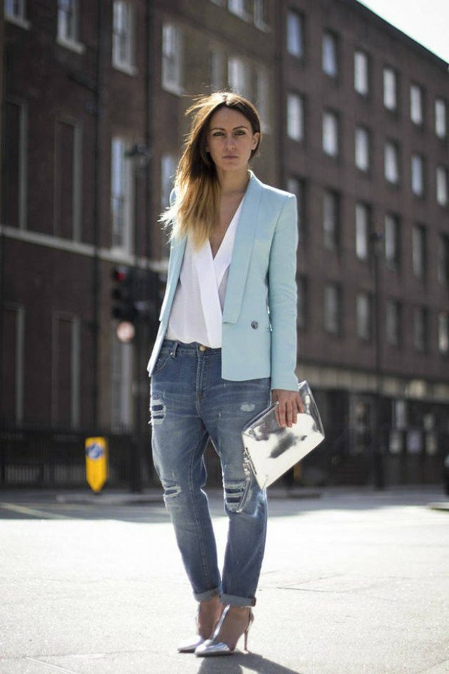 femme look tendance veste bleue jeans chemise blanche 