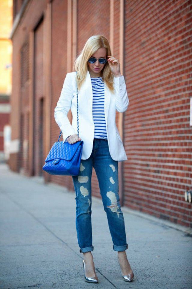 femme look fashion mode marinière veste blanche jean sac en cuir bleu