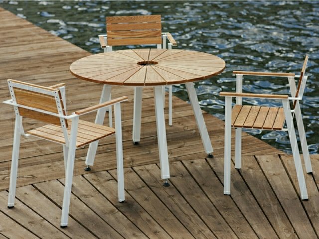 table en bois extérieur chaise en bois idée aménagement terrasse espace extérieur petit 